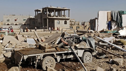 Jemen, Sanaa: Trümmerteile liegen auf einem Autowrack. Die von Saudi-Arabien angeführte sunnitische Militärkoalition im Jemen hat nach eigenen Angaben mehrere Luftangriffe auf Drohneneinrichtungen der schiitischen Huthi-Milizen durchgeführt.