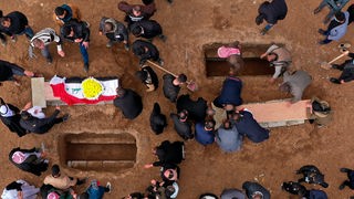 Irak, Sinjar: Trauernde bereiten sich darauf vor, jesidische Opfer auf einem Friedhof zu bestatten (06.02.2021)