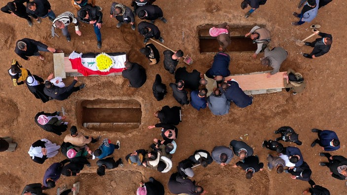 Irak, Sinjar: Trauernde bereiten sich darauf vor, jesidische Opfer auf einem Friedhof zu bestatten (06.02.2021)