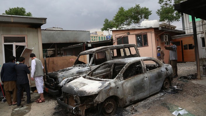 Zerstörte Autos stehen am Ort eines Anschlags bei einem Krankenhaus in Kabul am 12. Mai 2020.