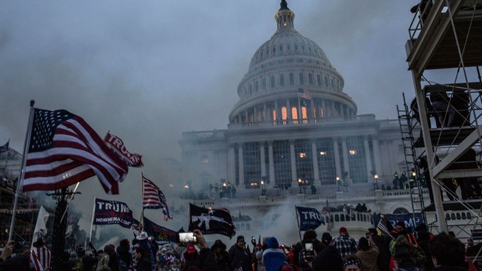 Trump-Anhänger stürmen das Kapitol in Washington am 06.01.2021.