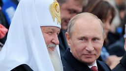 Patriarch Kyrill und Russland Präsident Wladimir Putin bei einer gemeinsamen Veranstaltung auf dem Roten Platz in Moskau. 