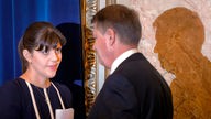 Laura Kövesi, ehemals Chefin der Antikorruptionseinheit der Staatsanwalt (DNA), gibt dem rumänischen Präsidenten Klaus Iohannis die Hand.