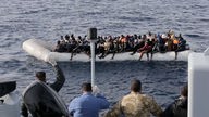 Die Libysche Küstenwache fängt ein Flüchtlingsboot ab.