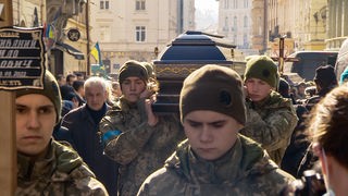 Soldaten in der ukrainischen Stadt Lwiw tragen einen Sarg