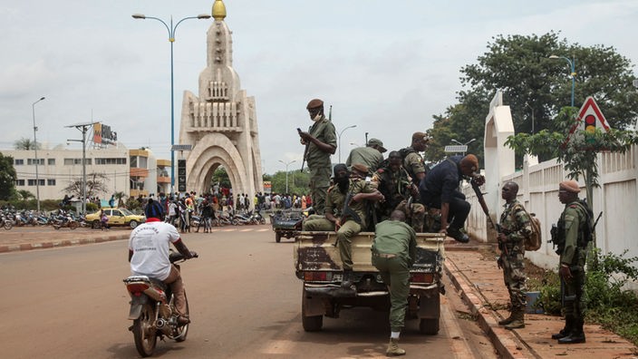 Sicherheitskräfte fahren in einem Lastwagen durch die malische Hauptstadt Bamako (19.08.2020).