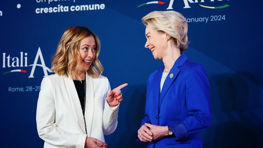 Giorgia Meloni (l), Ministerpräsidentin von Italien, begrüßt Ursula von der Leyen, Präsidentin der Europäischen Kommission, vor einem italienisch-afrikanischen Gipfeltreffen in Rom (29.01.2024).