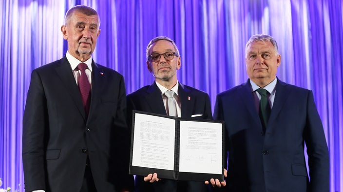 Andrej Babis (links), der ehemalige tschechische Ministerpräsident, Herbert Kickl (Mitte), der Parteivorsitzende der österreichischen FPÖ und Viktor Orbán (rechts), der ungarische Ministerpräsident, bei einer Pressekonferenz am 30.06.2024. 