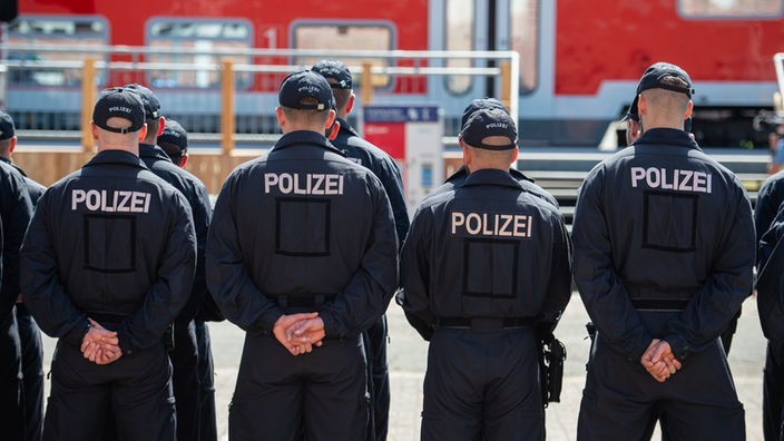 Deutsche Brünette Wird Vom Polizisten Missbraucht