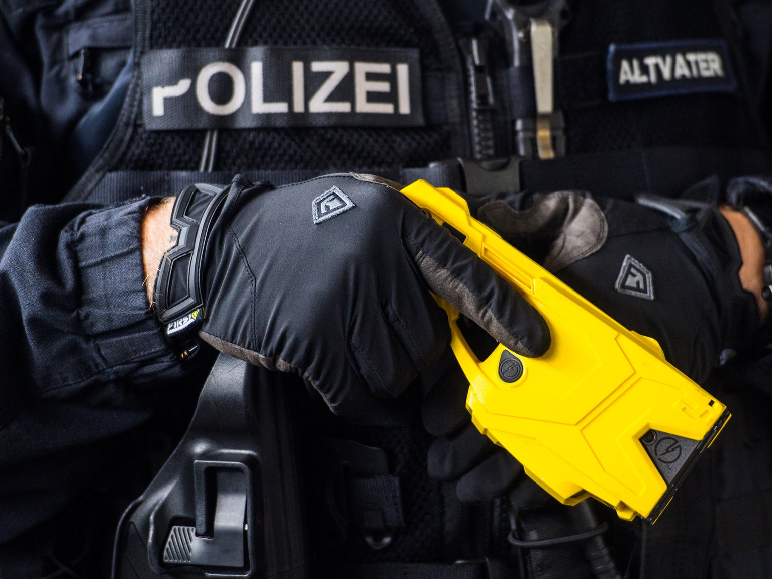 Elektroschock-Pistolen für Polizei in Deutschland: In fünf Großstädten  jetzt Grundausstattung