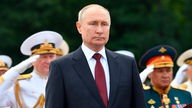 Der russische Präsident Wladimir Putin mit Nikolai Jewmenow (links) und und Sergej Schoigu (rechts) bei der Parade zum Tag der Marine am 25.07.2021
