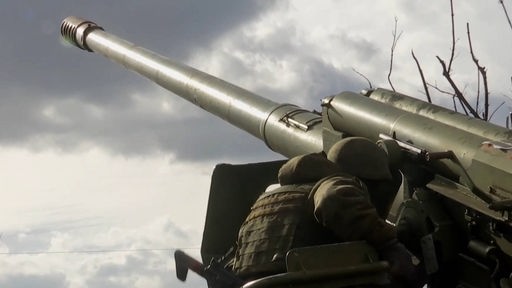 Russische Soldaten bedienen eine 2A36-Kanone (Symbolfoto)