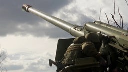 Russische Soldaten bedienen eine 2A36-Kanone (Symbolfoto)