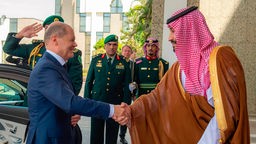 Bundeskanzler Olaf Scholz trifft den saudischen Kronprinzen Mohammed bin Salman am 24.09.2022 in Dschidda.