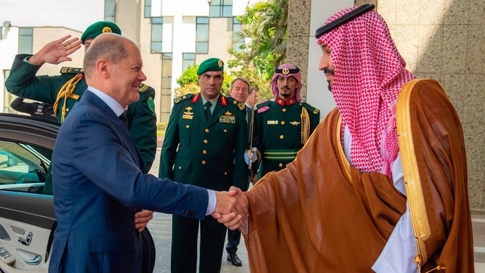 Bundeskanzler Olaf Scholz trifft den saudischen Kronprinzen Mohammed bin Salman am 24.09.2022 in Dschidda.