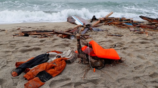 Überreste eines verunglückten Bootes am Strand in der Nähe des italienischen Ortes Crotone (28.02.2023)