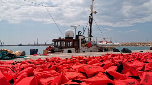 Das beschlagnahmte Rettungsschiff «Eleonore» der deutschen Hilfsorganisation Mission Lifeline, liegt im Hafen, im Vordergrund liegt ein Teil der 104 Rettungswesten der geretteten Migranten