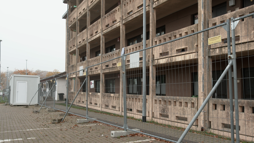 Das Bild zeigt die Fassade einer Flüchtlingsunterkunft.