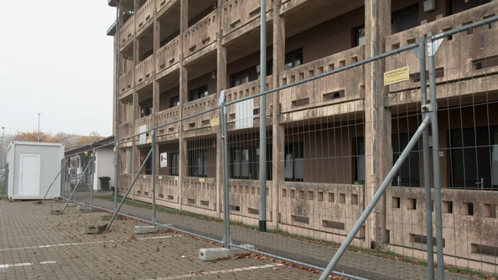 Das Bild zeigt die Fassade einer Flüchtlingsunterkunft.