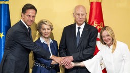 Mark Rutte (l), Ministerpräsident der Niederlande, besucht zusammen mit Ursula von der Leyen (2.v.l), Präsidentin der Europäischen Kommission und Giorgia Meloni (r), Ministerpräsidentin von Italien, Kais Saied, den Präsidenten von Tunesien (16.07.2023).