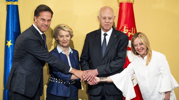 Mark Rutte (l), Ministerpräsident der Niederlande, besucht zusammen mit Ursula von der Leyen (2.v.l), Präsidentin der Europäischen Kommission und Giorgia Meloni (r), Ministerpräsidentin von Italien, Kais Saied, den Präsidenten von Tunesien (16.07.2023).