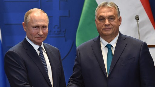 Viktor Orbán und Vladimir Putin schütteln Hände