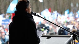 Sahra Wagenknecht und Alice Schwarzer auf der umstrittenen Friedensdemo und Kundgebung für Verhandlungen mit Russland statt Waffenlieferungen für die Ukraine am Brandenburger Tor. 