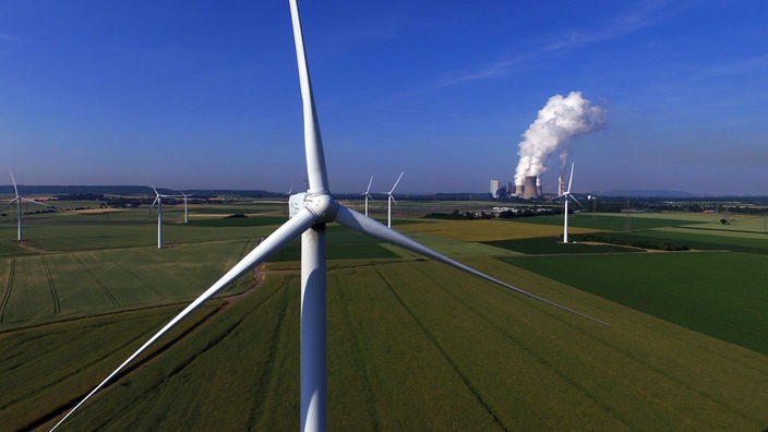 Windräder vor dem Braunkohlekraftwerk Niederaußem