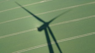 Schatten einer Windenergieanlage im Windpark Sehestedt in Schleswig-Holstein