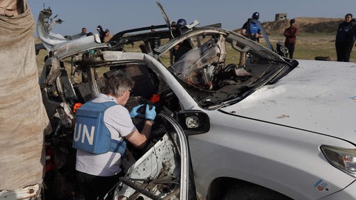 Mitarbeitende der Vereinten Nationen untersuchen das Wrack eines Autos der Hilfsorganisation World Central Kitchen, das durch das israelische Militär zerstört wurde (02.04.2024).