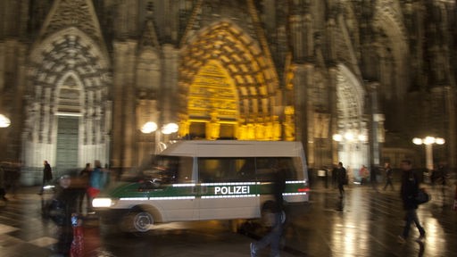 Ein Polizeiwagen vor dem nächtlichen Kölner Hauptbahnhof
