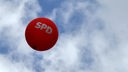 Luftballon der SPD vor blauem Himmel
