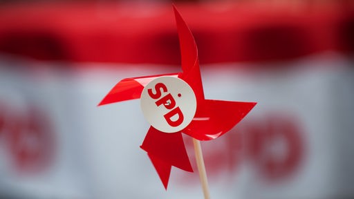 Ein kleines Windrad mit dem Logo der SPD