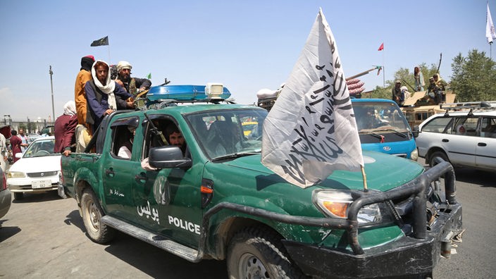 Taliban-Kämpfer auf Patrouille durch Kabul am 16.08.2021 