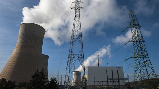 Kühlturm eines Atomkraftwerkes und Strommasten