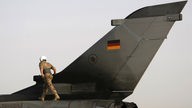 Bundeswehrsoldat auf dem Heck eines Tornado-Kampfflugzeugs
