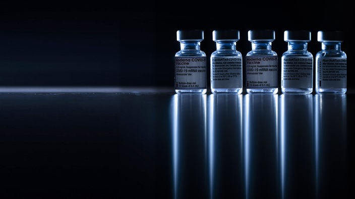 Impfdosen vor dunklem Hintergrund