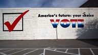 Ein überdimensionales Abgehakt-Symbol auf einer Mauer mit dem Schriftzug VOTE