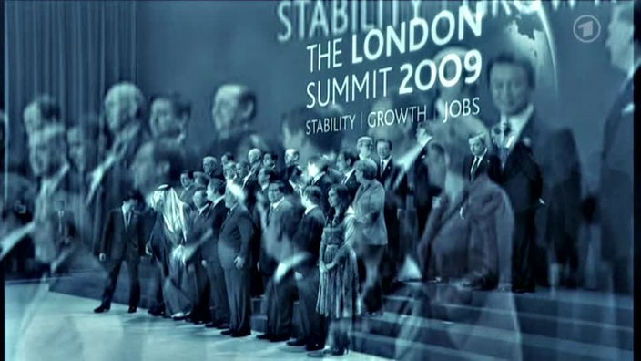 Blau gefärbtes Bild, Menschen stehen vor dem Schriftzug 'The London Summit 2009' auf einer Treppe