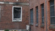 Aussenfassade: Gefängnisfenster mit Brandspuren