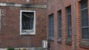 Aussenfassade: Gefängnisfenster mit Brandspuren