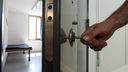 Eine Hand schließt eine Zellentür in der Justizvollzugsanstalt Frankfurt auf