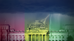 Das Reichstagsgebäude vor einer Kulisse aus Blitzen