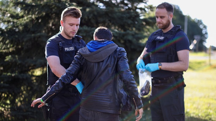 Die deutsche Polizei kontrolliert illegale Migranten an der deutsch-polnischen Grenze. 
