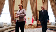 Bundeskanzlerin Angela Merkel und der türkische Präsident Recep Tayyip Erdogan beenden ein Treffen im Präsidenten-Palast im Februar 2017