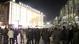Menschenmenge auf dem Bahnhofsvorplatz in Köln in der Silvesternacht 2015. Hier wurden Frauen sexuell belästigt und ausgeraubt.