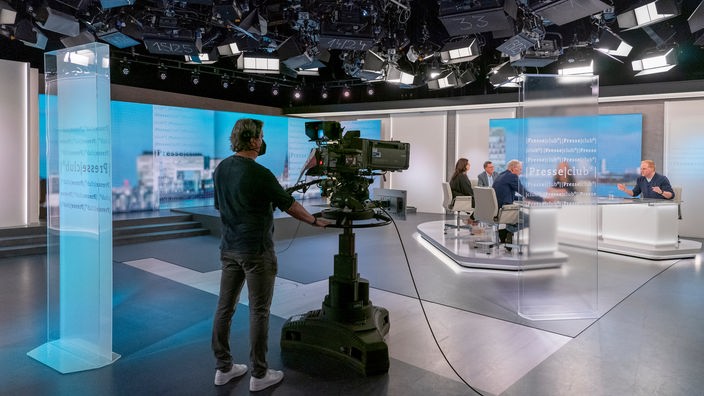 Totale Presseclubstudio mit Kameramann, Gästen und Moderator Volker Herres