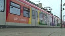 Eine S-Bahn in Regenbogenfarben fährt in den Bahnhof ein