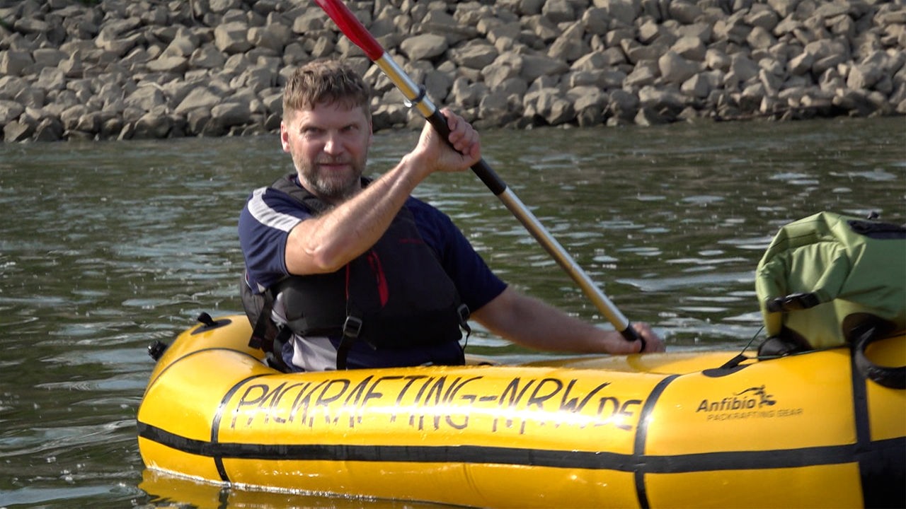 Der Protagonist des Videos in einem Boot auf dem Rhein