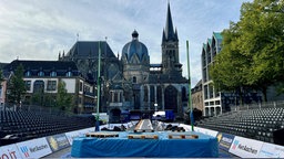 Blick auf die Stabhochsprung-Anlage auf dem Katschhof am Aachener Dom.